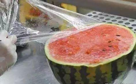 网红吃瓜馋坏大妈,一场美食与话题的碰撞