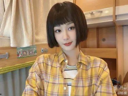 夏津网红齐刘海吃瓜